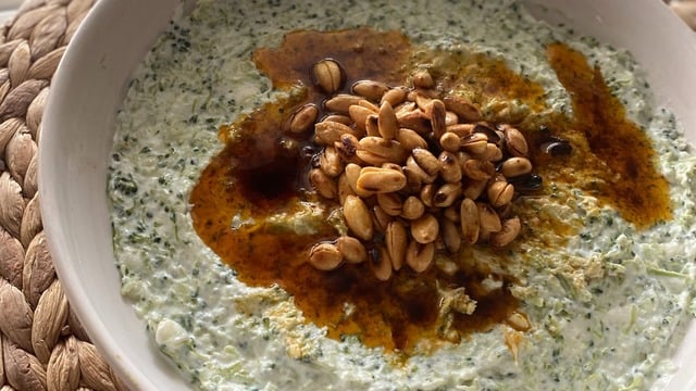 Acı Sosuyla: Peynirli Brokoli Mezesi 
