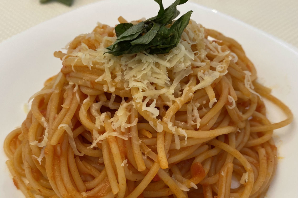 Üzerine de Peynir: Domates Soslu Makarna 