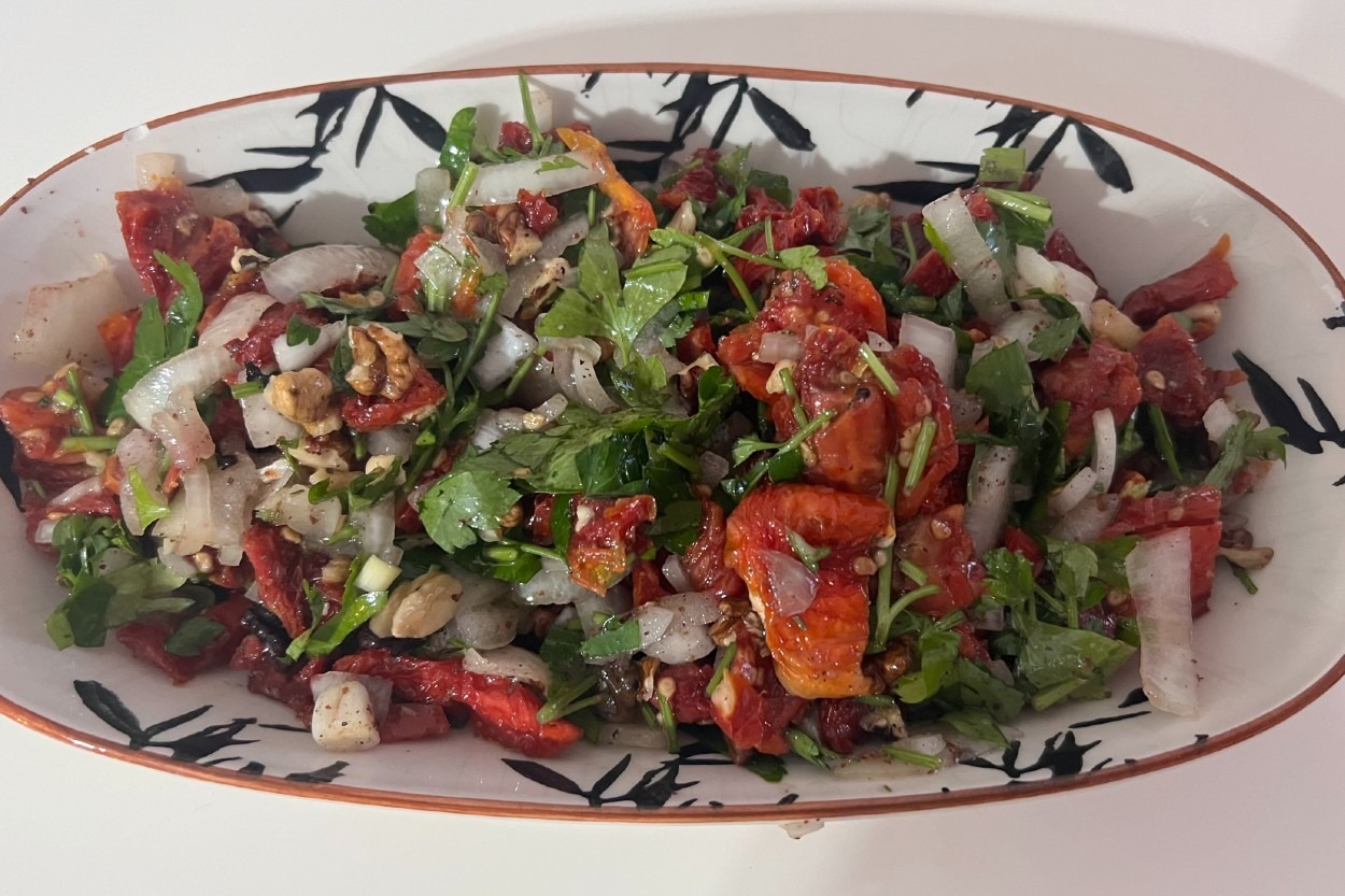 Bol Soğanlı: Kuru Domates Salatası