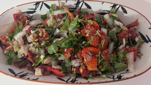 Bol Soğanlı: Kuru Domates Salatası