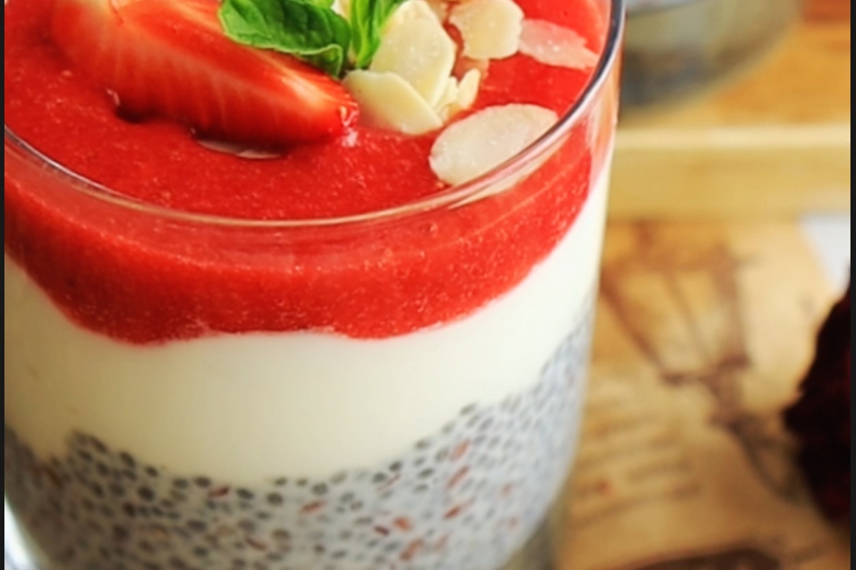 Sağlıklı Tatlı: Çilek Soslu Chia Puding