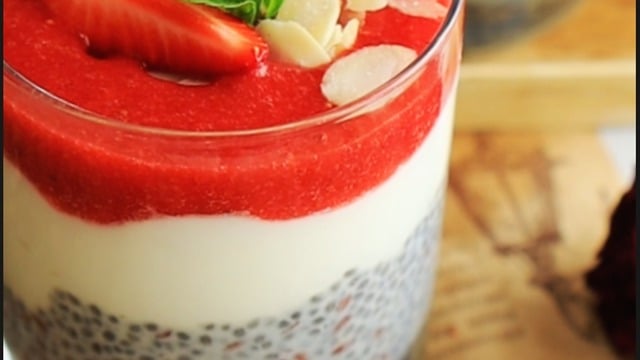 Sağlıklı Tatlı: Çilek Soslu Chia Puding