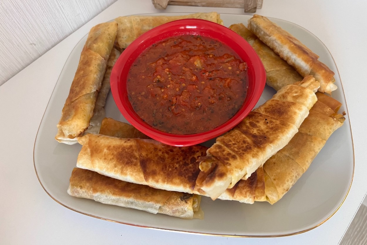 Sarımsaklı Domates Sos Eşliğinde: Pırasalı Havuçlu Börek