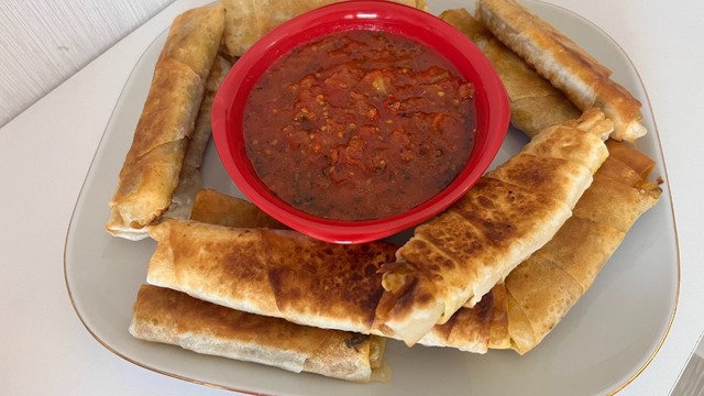 Sarımsaklı Domates Sos Eşliğinde: Pırasalı Havuçlu Börek