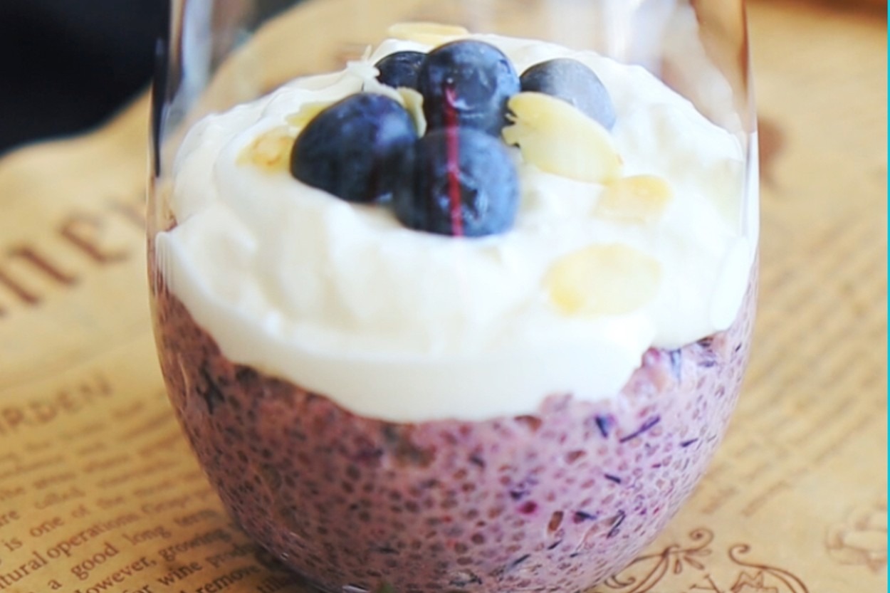 Sağlıklı Seçim: Rafine Şekersiz Yaban Mersinli Chia Puding