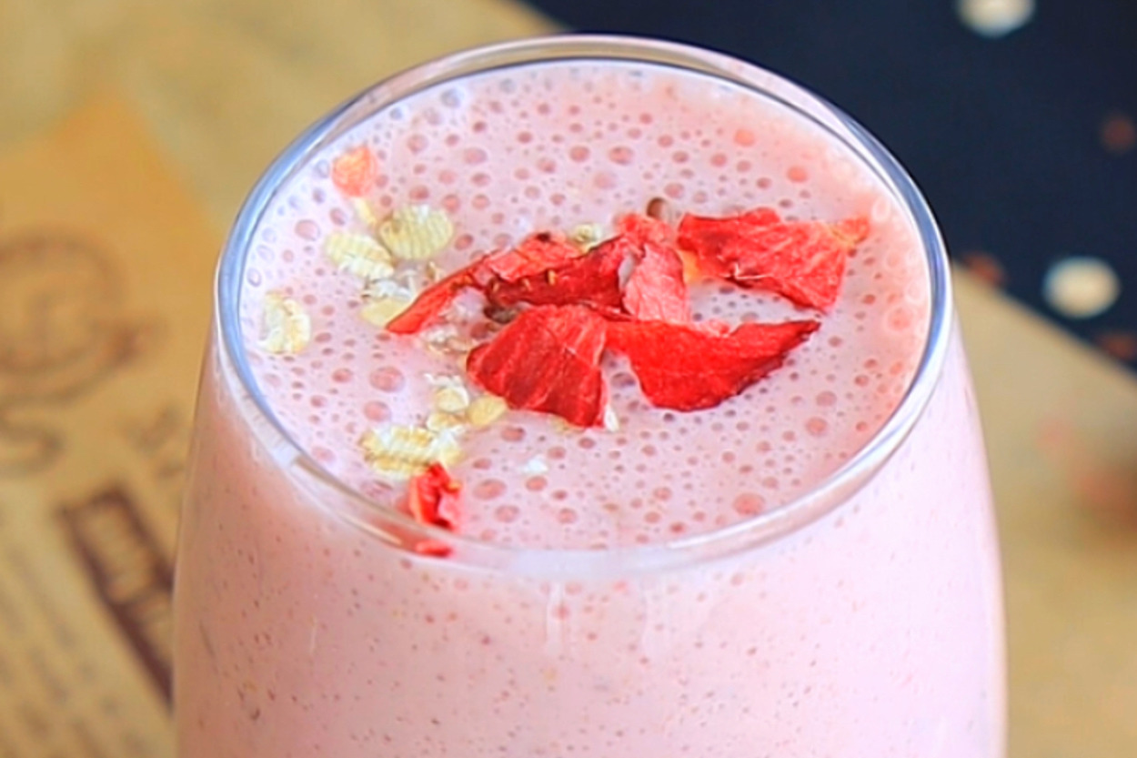 Rengi Güzel: Çilek Yulaf ve Keten Tohumlu Smoothie