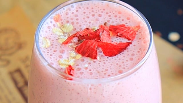 Rengi Güzel: Çilek Yulaf ve Keten Tohumlu Smoothie