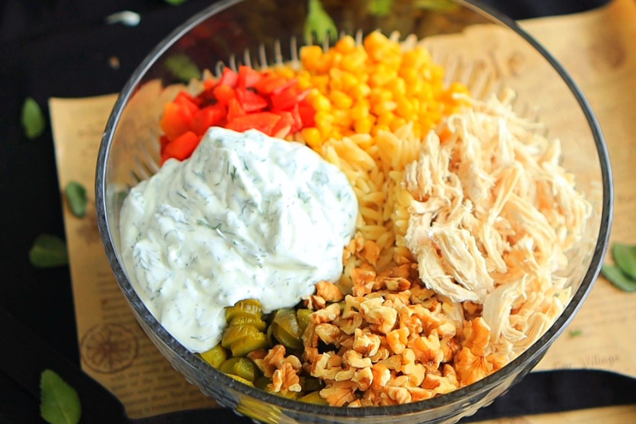 Her Sofraya Yakışır: Pratik Tavuklu Şehriye Salatası