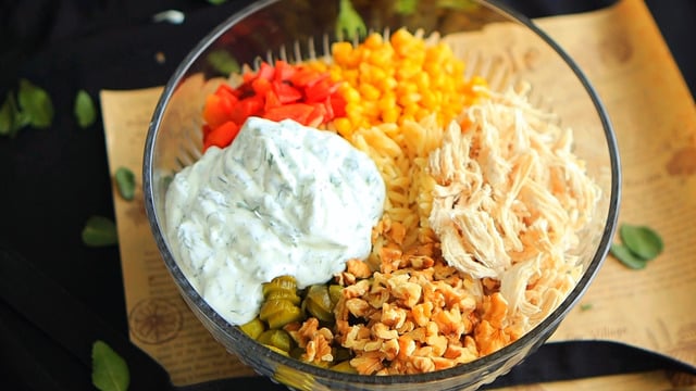 Her Sofraya Yakışır: Pratik Tavuklu Şehriye Salatası