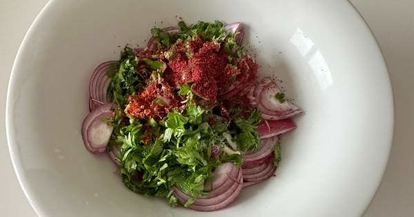 kirmizi-sogan-salatasi-2