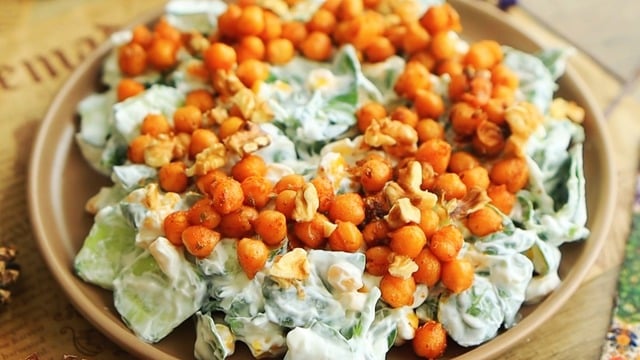 Kaşık Kaşık Yersin: Yoğurtlu Nohutlu Semizotu Salatası