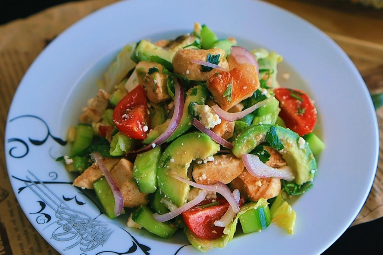 Doyurucu ve Lezzetli: Tavuklu Avokadolu Salata