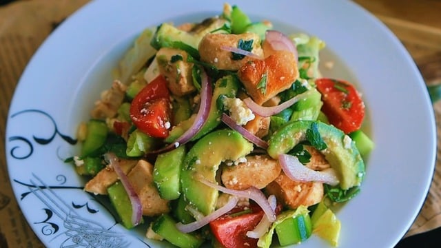 Doyurucu ve Lezzetli: Tavuklu Avokadolu Salata