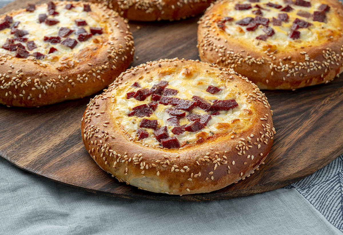 Çaylar Demlensin: Kahvaltılık Mini Pizza Tarifi