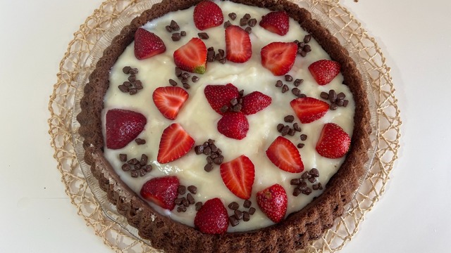 Çay Saatlerine: Çilekli Çikolatalı Tart Pasta