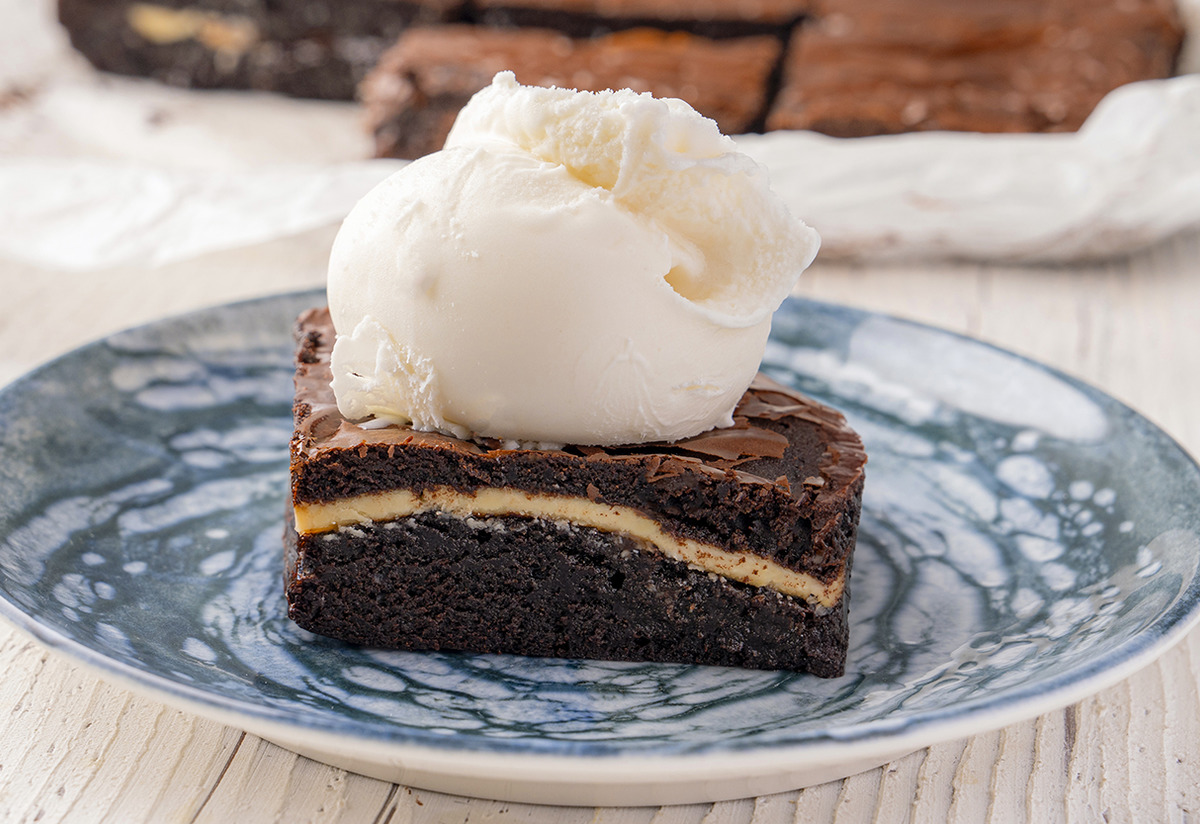 Enfes Kıvamıyla: Beyaz Çikolatalı Islak Brownie Tarifi