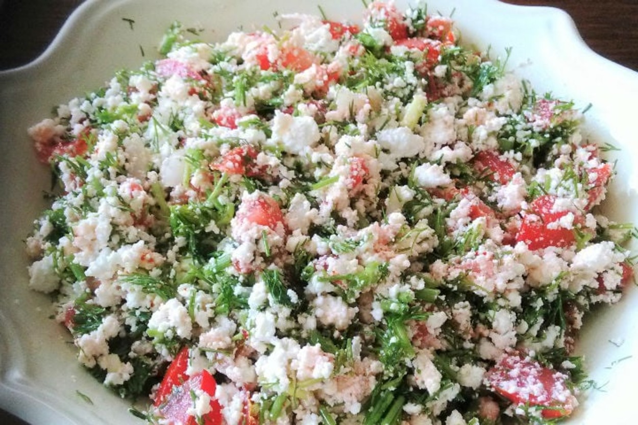 Rengarenk: Dereotlu Çökelek Salatası