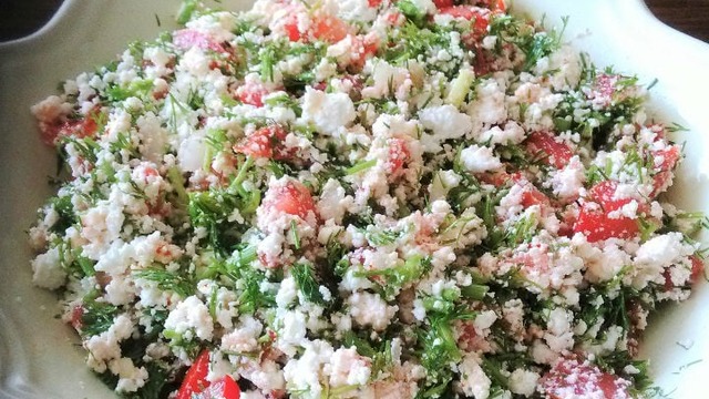 Rengarenk: Dereotlu Çökelek Salatası