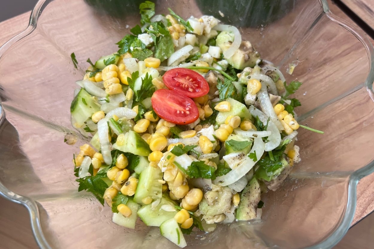 Doyurucu ve Sağlıklı: Soslu Avokado Salatası