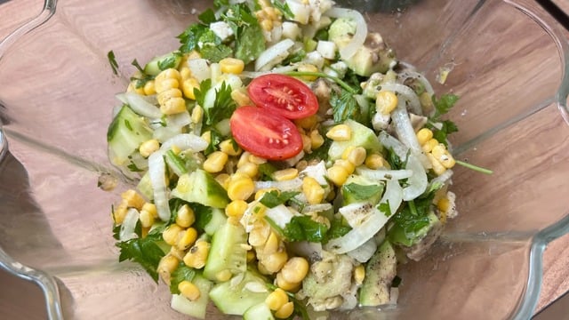 Doyurucu ve Sağlıklı: Soslu Avokado Salatası