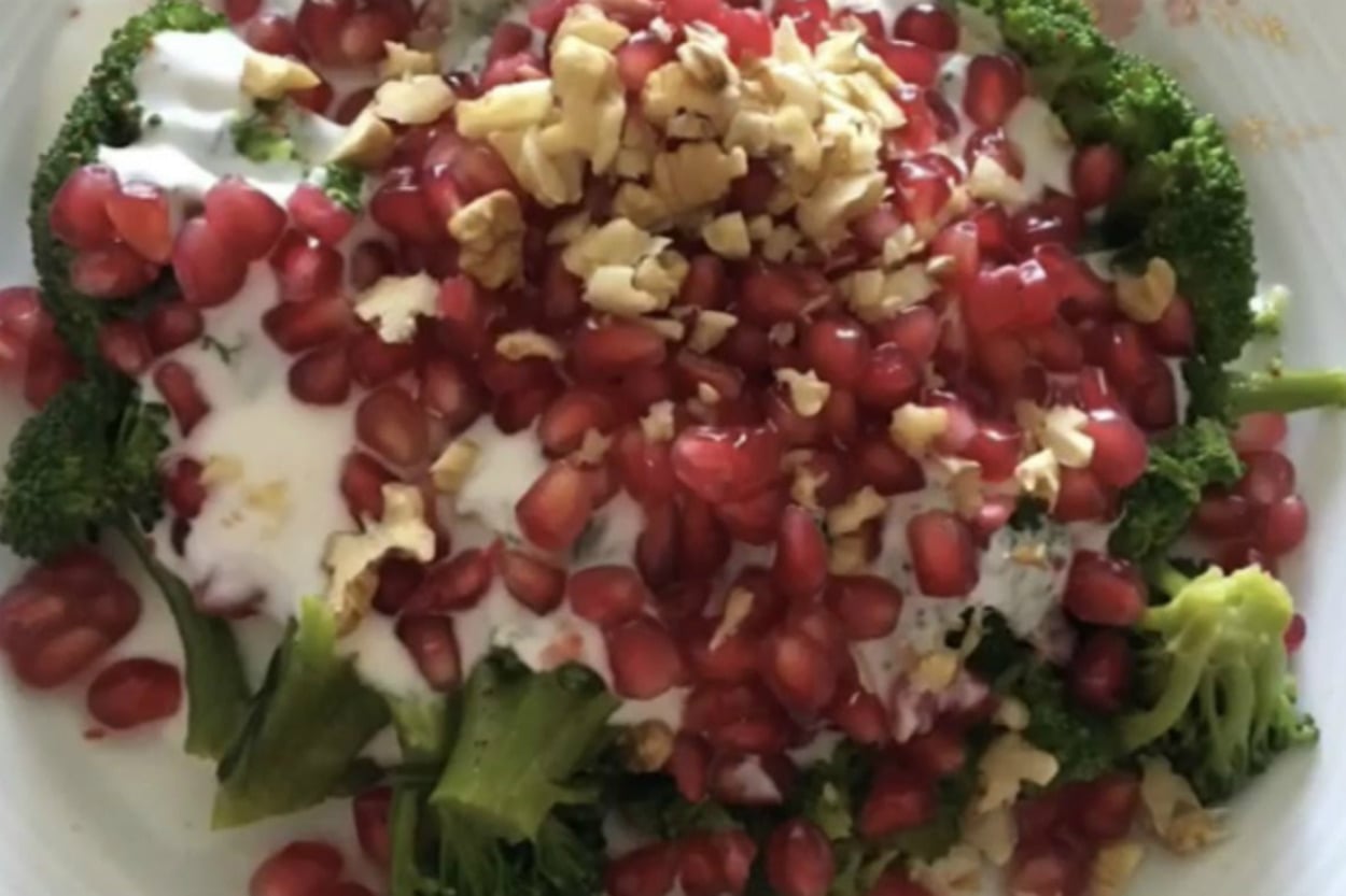 Sevmeyene Bile Yedirir: Narlı ve Yoğurtlu Brokoli Salatası