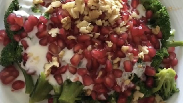 Sevmeyene Bile Yedirir: Narlı ve Yoğurtlu Brokoli Salatası