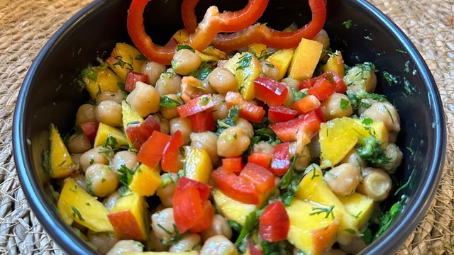 Zengin ve Doyurucu: Nohutlu Salata