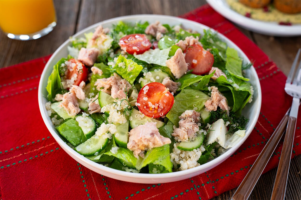 Nefis Sosuyla: Ton Balıklı Kinoa Salatası