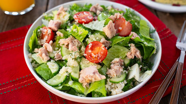 Nefis Sosuyla: Ton Balıklı Kinoa Salatası