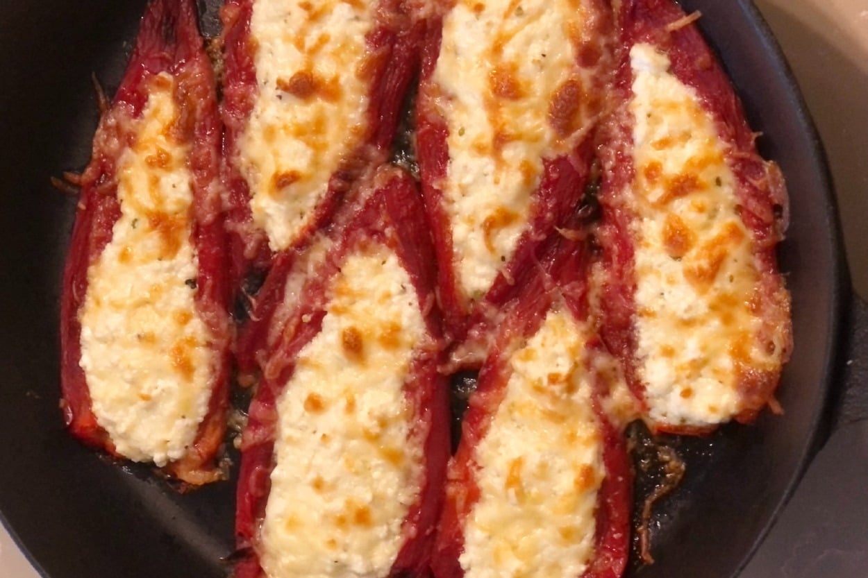 Kahvaltılara Renk Katacak: Peynirli Kapya Dolması 