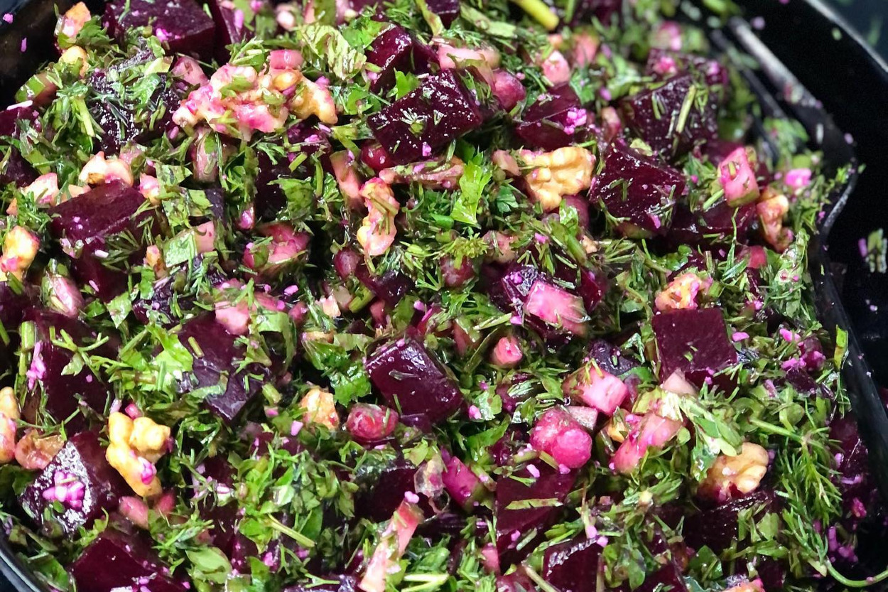 Peynir de Var: Cevizli Narlı Pancar Salatası