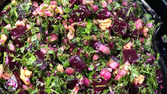 Peynir de Var: Cevizli Narlı Pancar Salatası