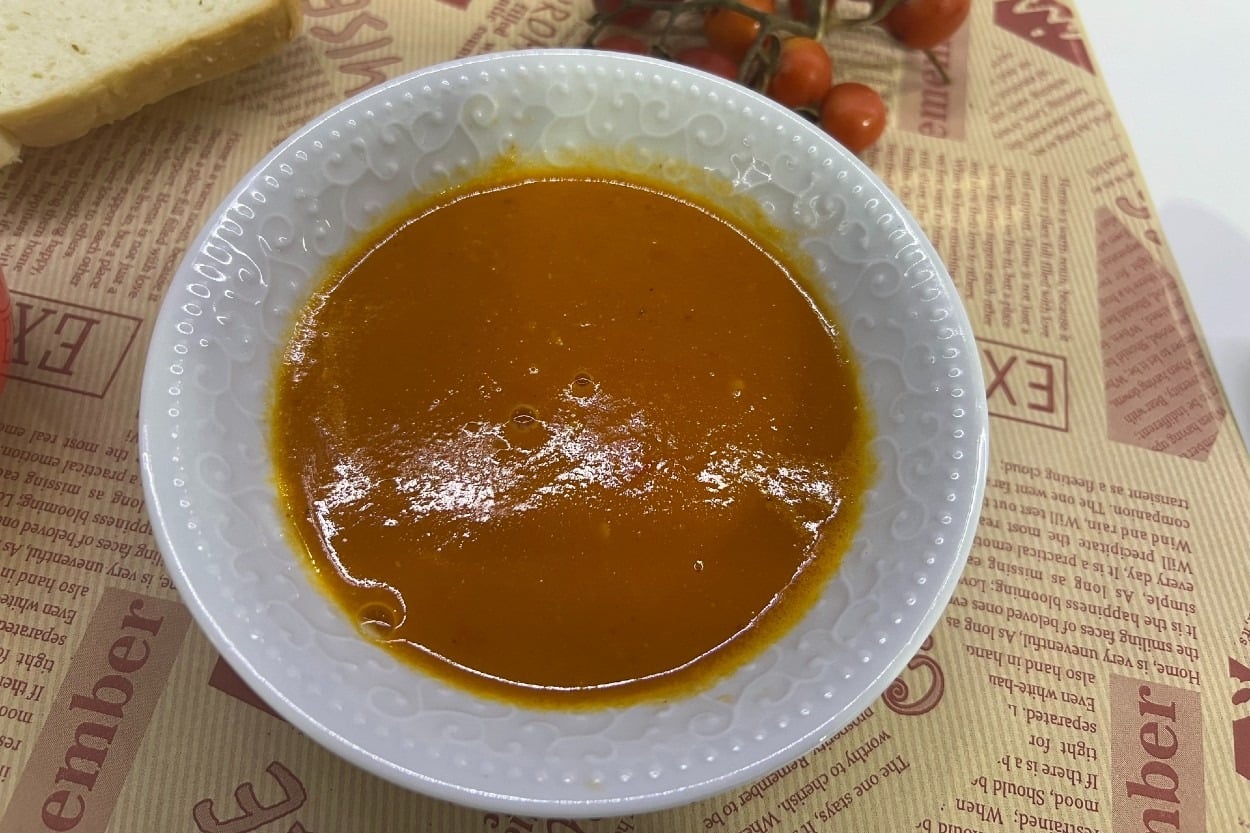 Fırından Tencereye: Közlenmiş Sarımsaklı Domates Çorbası