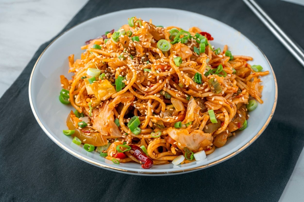 Klasiklerin Ötesinde: Acılı Turşulu Noodle