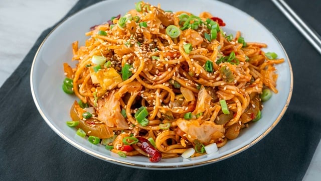 Klasiklerin Ötesinde: Acılı Turşulu Noodle