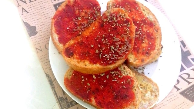 Pratik Kahvaltılık: Salçalı Soslu Yumurtalı Ekmek