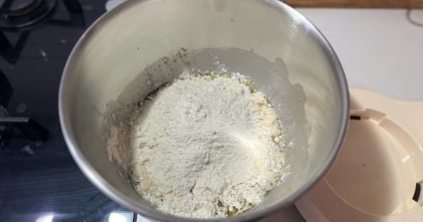 peynirli-sarimsakli-ekmek-asama1
