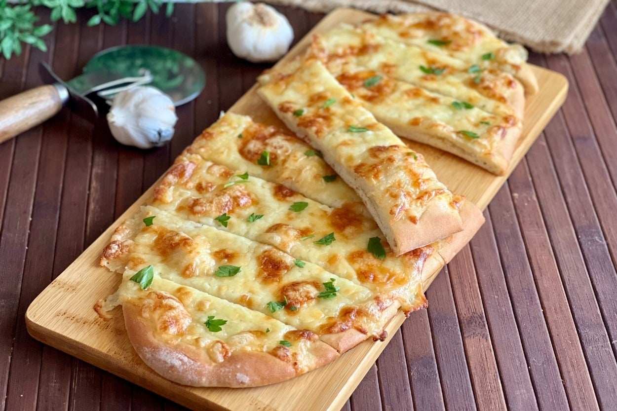 Pide Gibi: Peynirli Sarımsaklı Ekmek