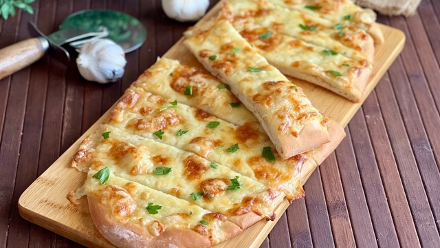 Pide Gibi: Peynirli Sarımsaklı Ekmek