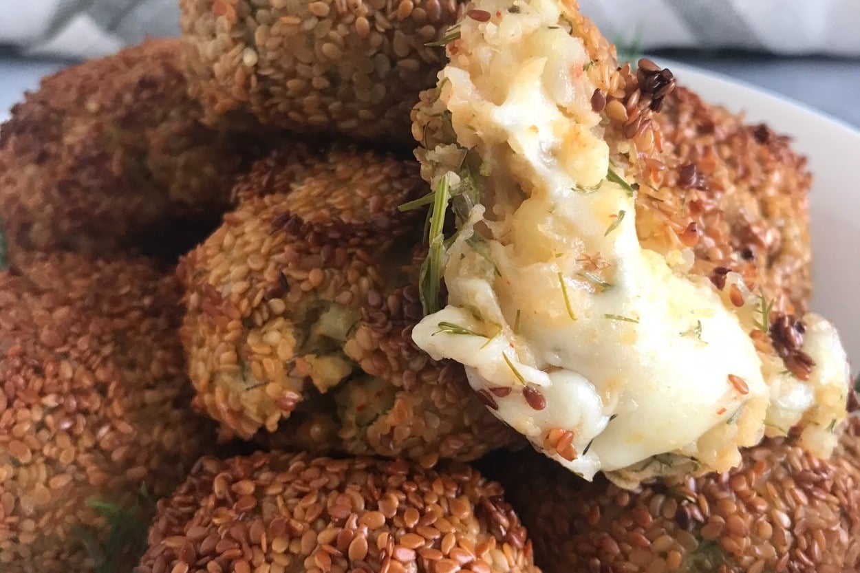 Fırında Pişer: Susam Kaplı Kaşarlı Patates Köftesi
