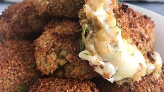Fırında Pişer: Susam Kaplı Kaşarlı Patates Köftesi