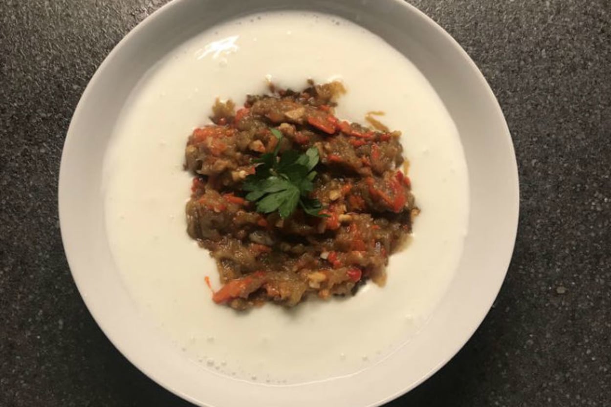 Fırında Közlenmiş: Yoğurtlu Yer Fıstıklı Patlıcan Salatası