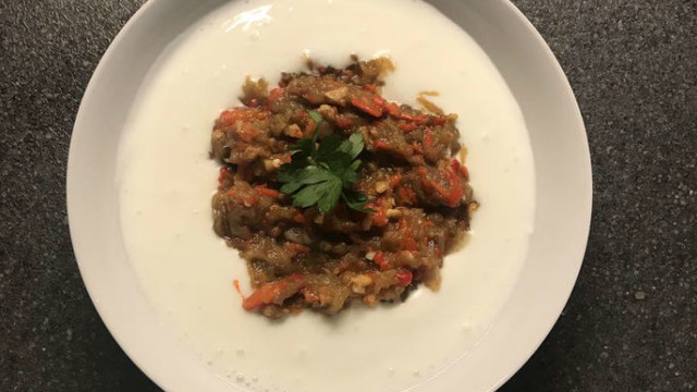 Fırında Közlenmiş: Yoğurtlu Yer Fıstıklı Patlıcan Salatası