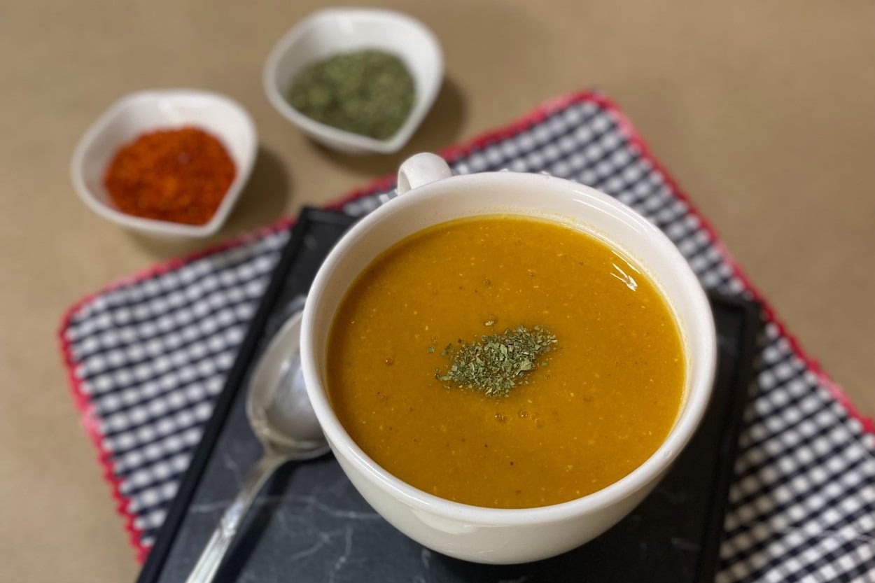 Zerdeçal İlaveli: Salçalı Kırmızı Mercimek Çorbası