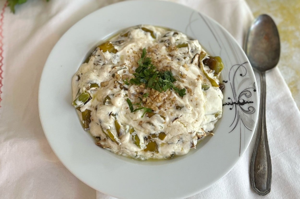 Yoğurtlu Cevizli: Çarliston Biber Salatası