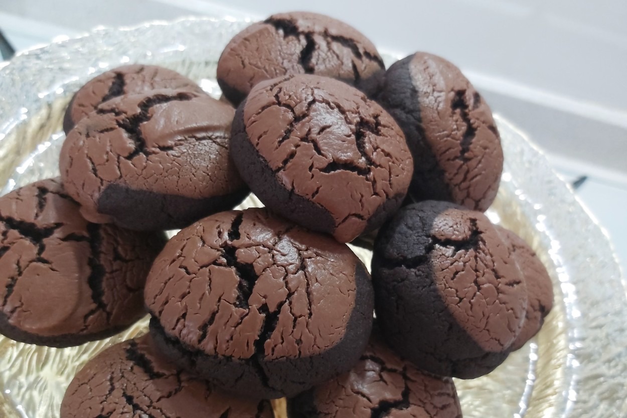 Brownie Lezzetinde: Çikolatalı Saten Kurabiye 