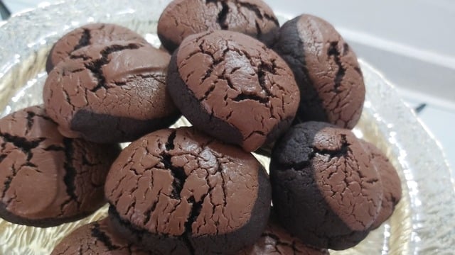 Brownie Lezzetinde: Çikolatalı Saten Kurabiye 