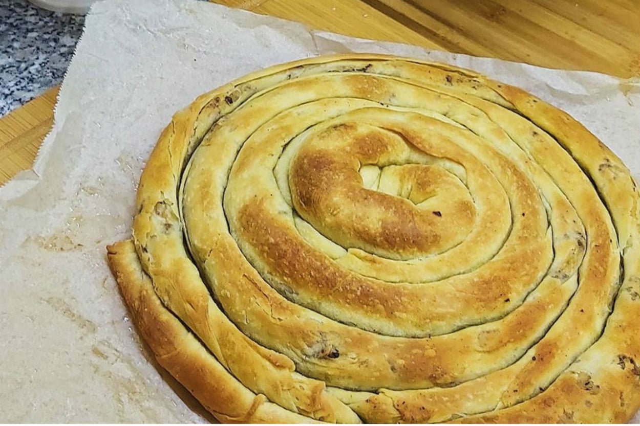 Çay Saatlerinin Vazgeçilmezi: Kolay Kıymalı Kol Böreği