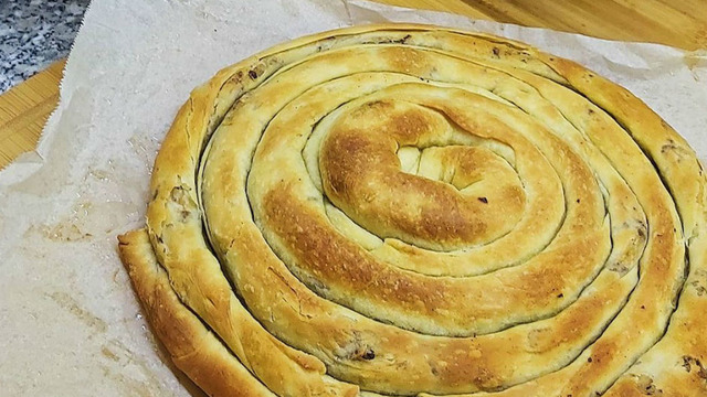 Çay Saatlerinin Vazgeçilmezi: Kolay Kıymalı Kol Böreği