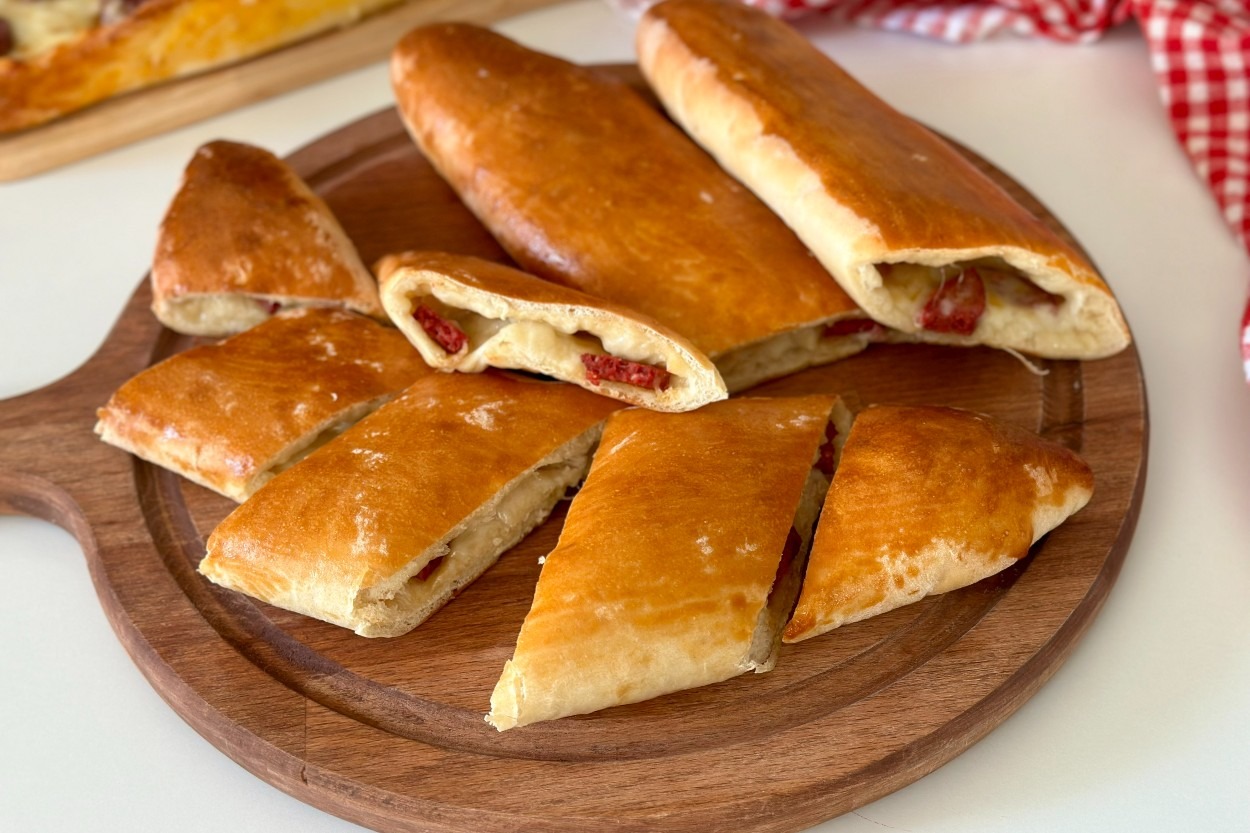 Fırından Yeni Çıkmış: Peynirli Sucuklu Kır Pidesi